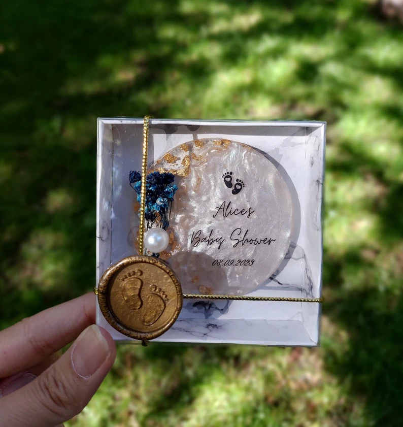 Personalized resin magnet with gold baby footprint wax seal charm in a marble-print clear box for Alice's Baby Shower, an elegant keepsake baby shower party favor for guests. Etsy