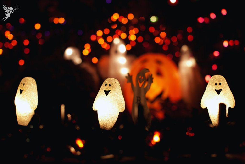 spooky pumpkin and ghost on halloween night things to spot on a halloween trick or treat