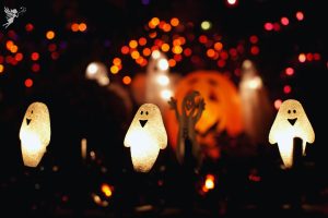 spooky pumpkin and ghost on halloween night things to spot on a halloween trick or treat